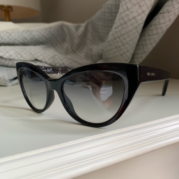 JIMMY CHOO | Black cat-eye shaped frames embellished with glitter Sunglasses - Picture 9 of 9